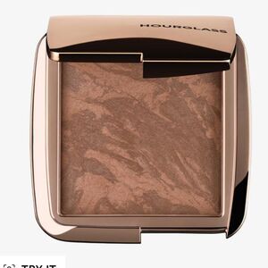 HOURGLASS
Ambient Lighting Bronzer